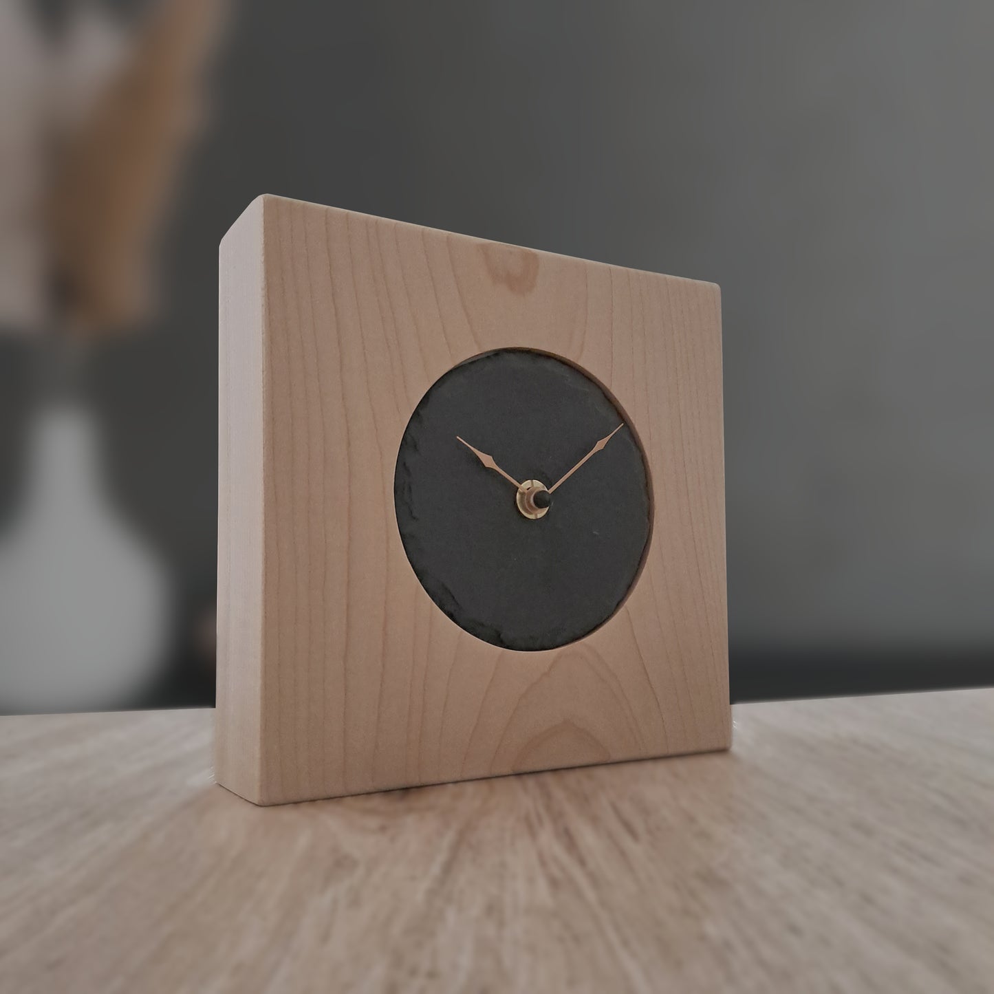 Uhr aus einem Stück massivem Holz Ahorn - Ziffernblatt aus Schiefer - handgefertigt