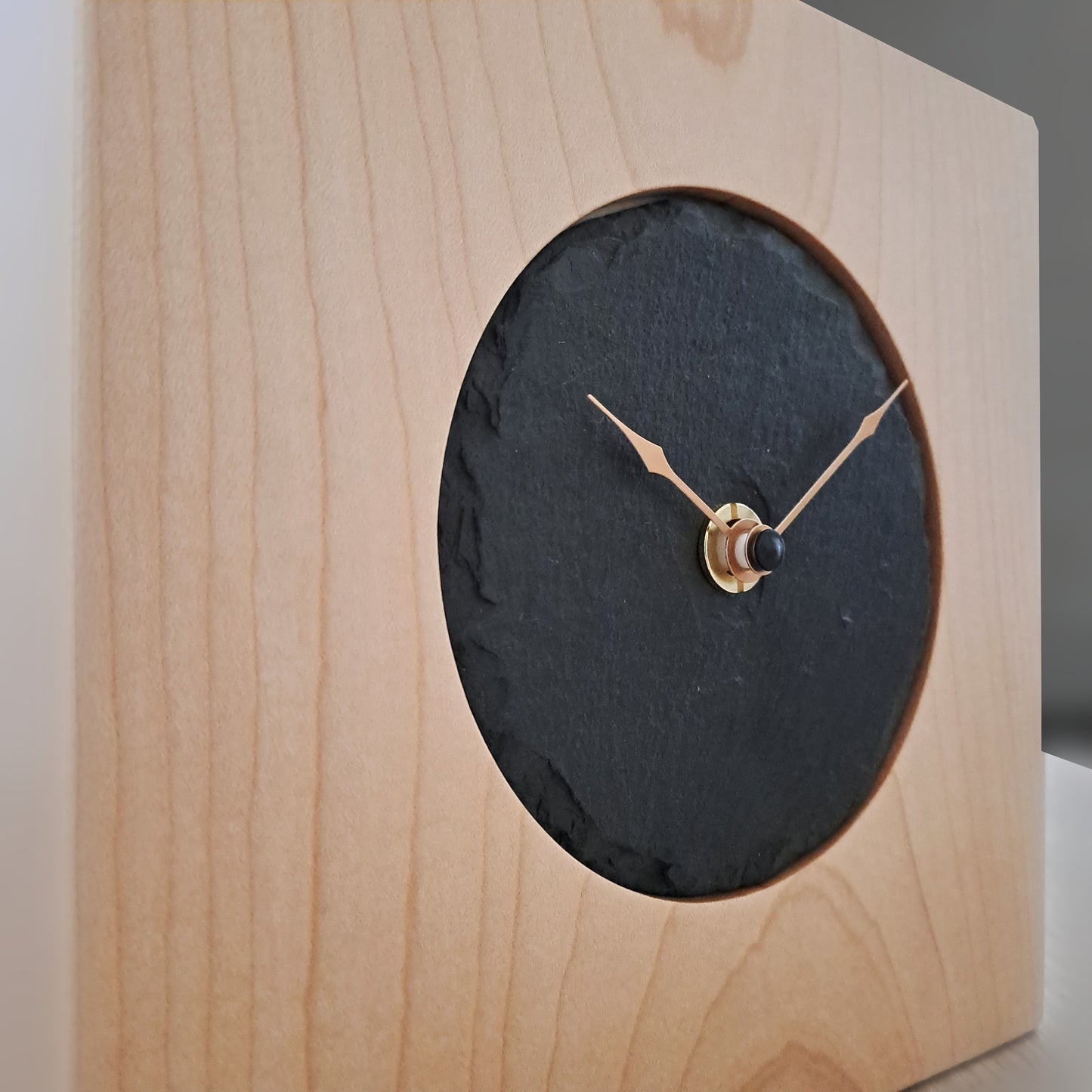 Uhr aus einem Stück massivem Holz Ahorn - Ziffernblatt aus Schiefer - handgefertigt