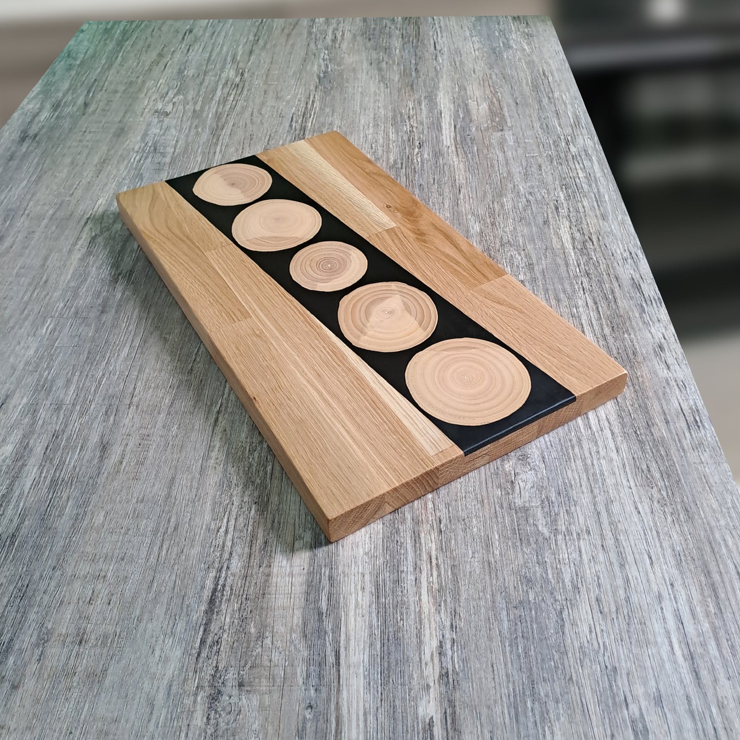 Schneidbrett Cuttingboard aus massivem Holz mit Baumscheiben. Handgefertigt und mit Bienenwachs geschützt. Ideal auch als Geschenk.