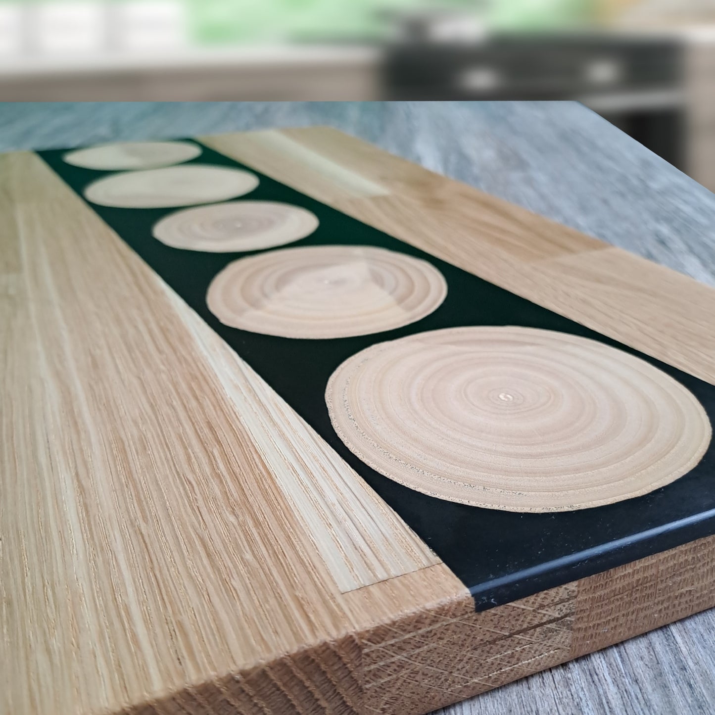 Schneidbrett Cuttingboard aus massivem Holz mit Baumscheiben. Handgefertigt und mit Bienenwachs geschützt. Ideal auch als Geschenk.