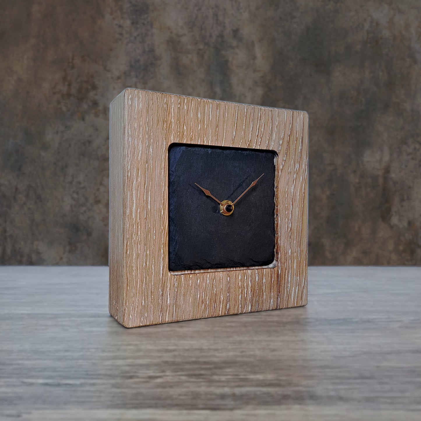 Uhr aus einem Stück massivem Holz - Ziffernblatt aus Schiefer - handgefertigt