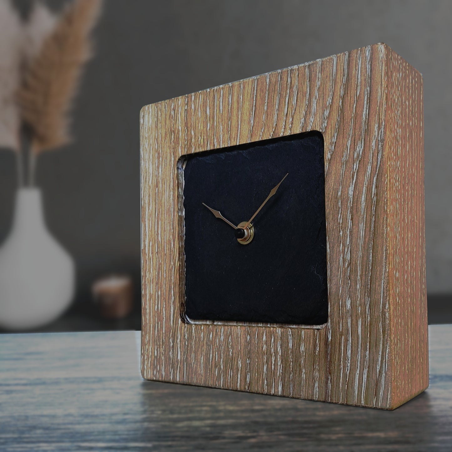 Uhr aus einem Stück massivem Holz - Ziffernblatt aus Schiefer - handgefertigt