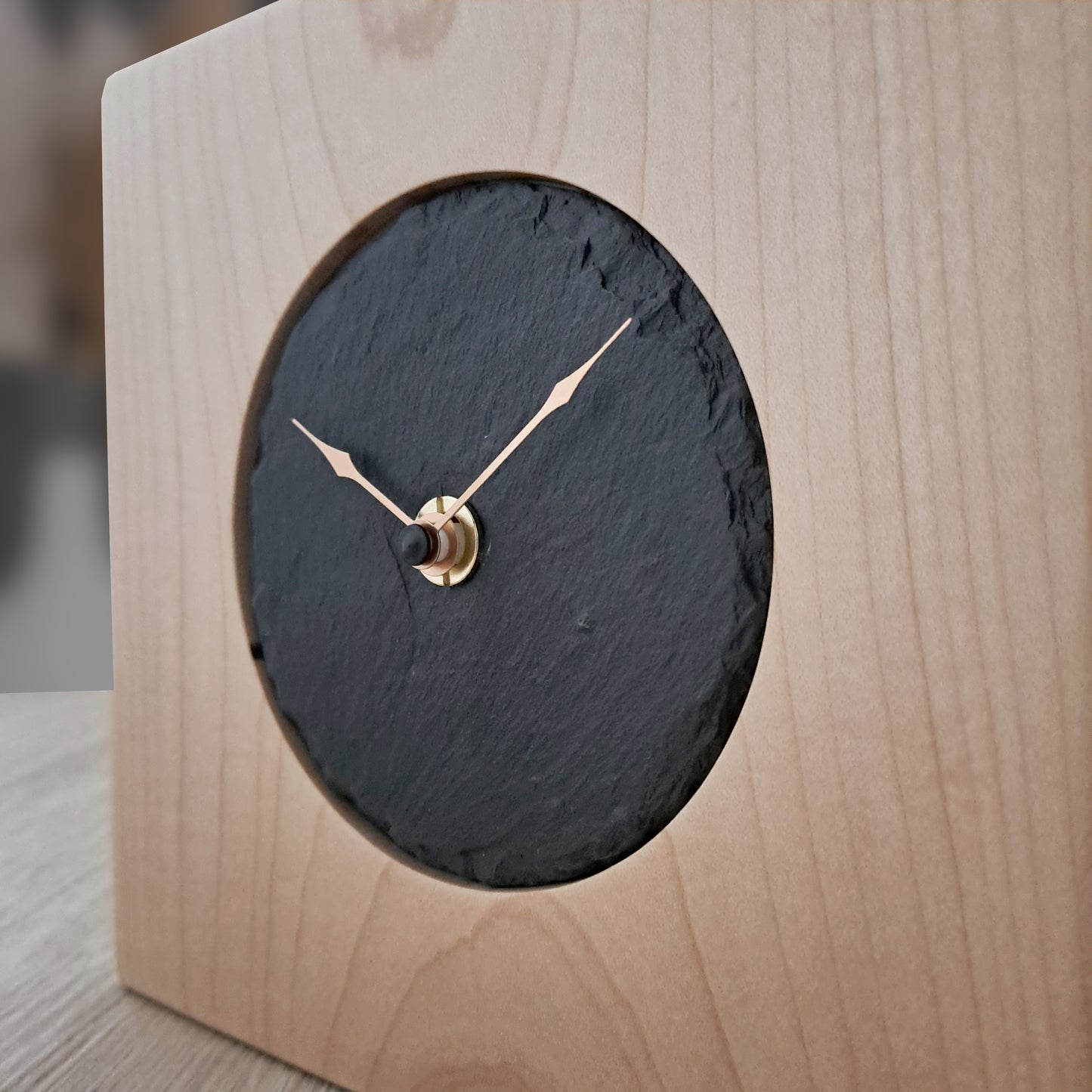 Uhr aus einem Stück massivem Holz Ahorn - Ziffernblatt aus Schiefer - handgefertigt