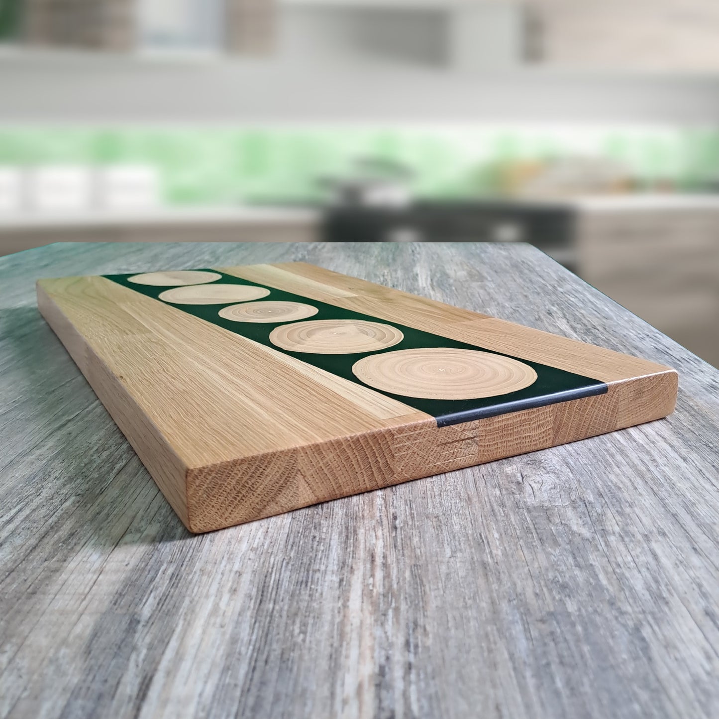 Schneidbrett Cuttingboard aus massivem Holz mit Baumscheiben. Handgefertigt und mit Bienenwachs geschützt. Ideal auch als Geschenk.
