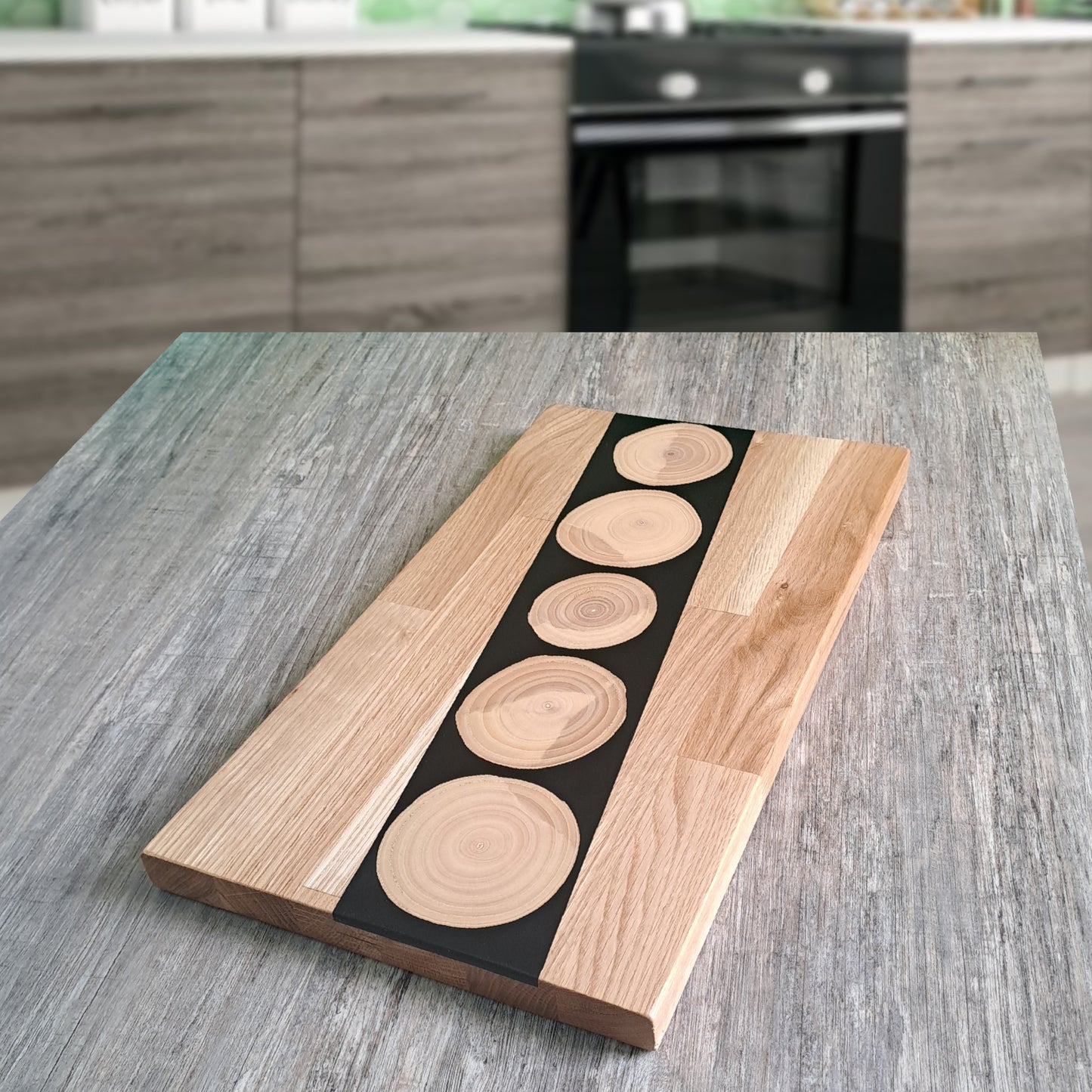 Schneidbrett Cuttingboard aus massivem Holz mit Baumscheiben. Handgefertigt und mit Bienenwachs geschützt. Ideal auch als Geschenk.