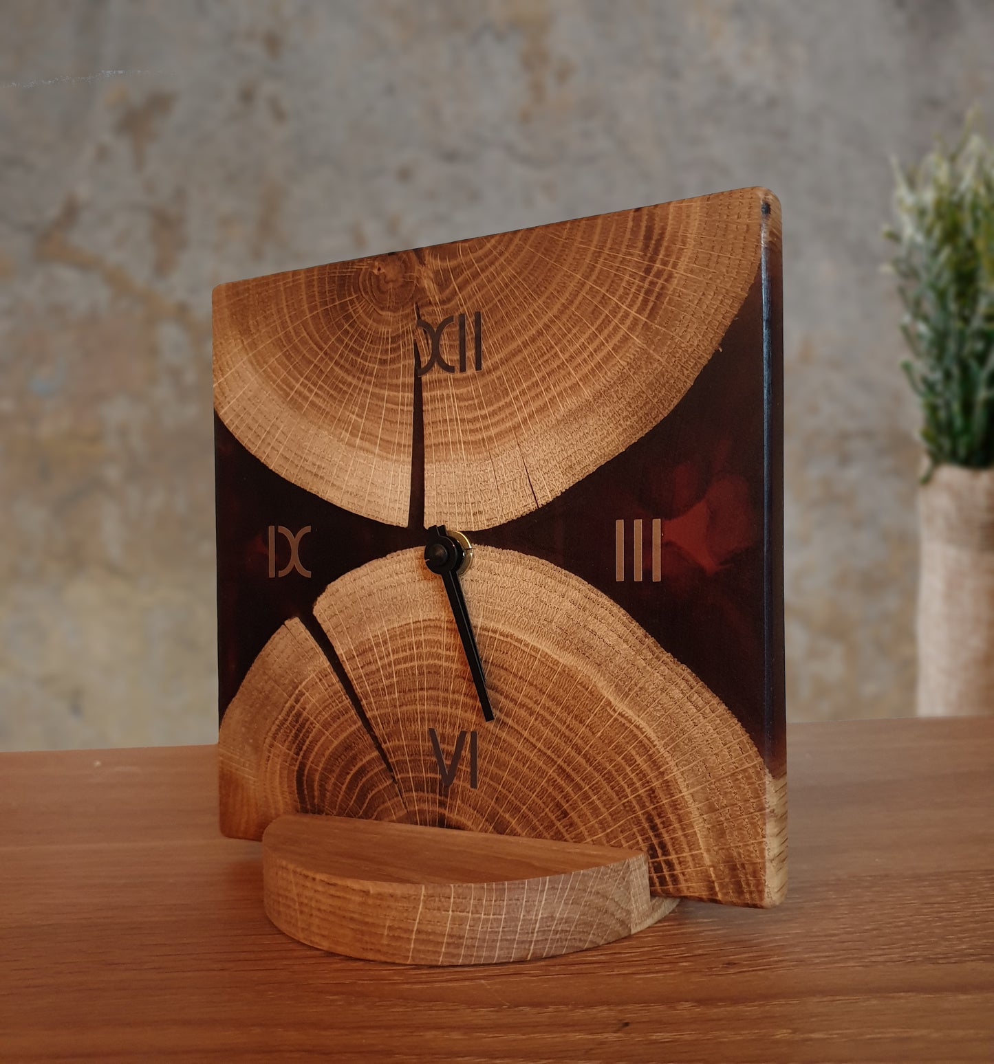 Uhr aus massivem Eichenholz (Baumscheibe) mit leisem, geräuscharmen Quarzuhrwerk, in kaffee-farbener Einfassung